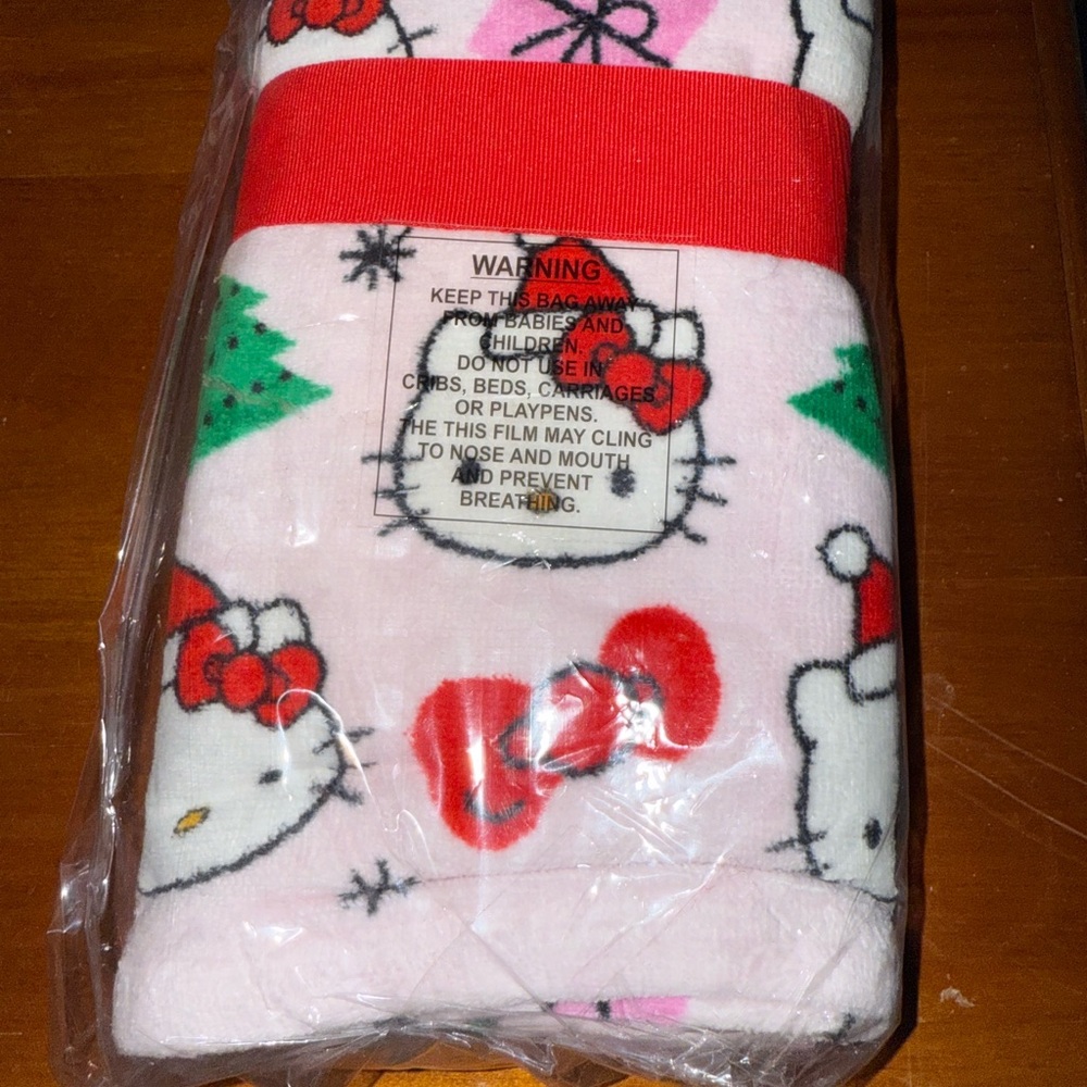 Hello Kitty Festive Pink and Red hand towels - Picture 2 of 2